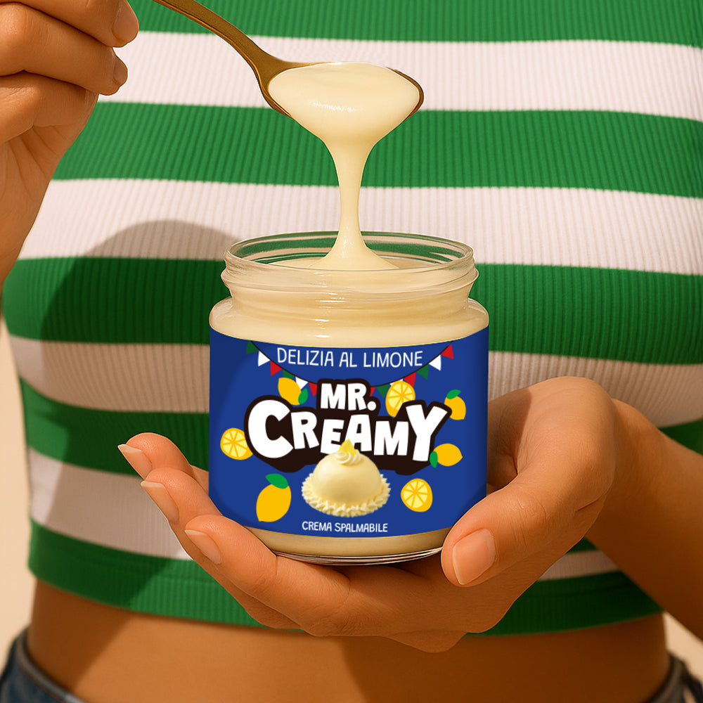 Confezione da 200g di crema spalmabile al gusto di delizia al limone Mr. creamy mentre viene prelevata con un cucchiaino