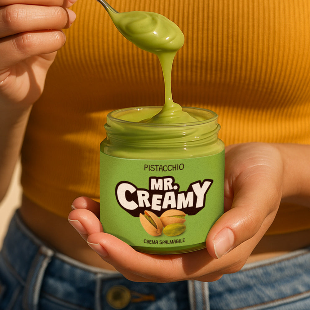 Confezione da 200g di crema spalmabile al pistacchio Mr. Creamy mentre viene sollevata con un cucchiaio