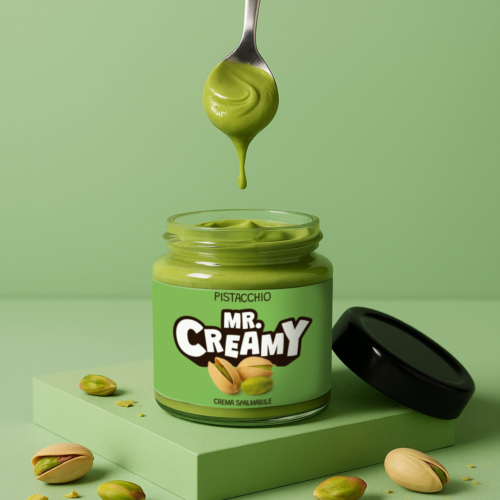 Confezione da 200g di crema spalmabile al pistacchio Mr. Creamy mentre viene prelevata con un cucchiaio