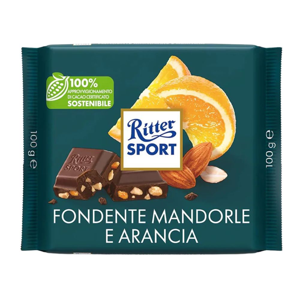Confezione da 100g, cioccolato fondente con granella di mandorle e cubetti di scorze d'arancia candita Ritter Sport.