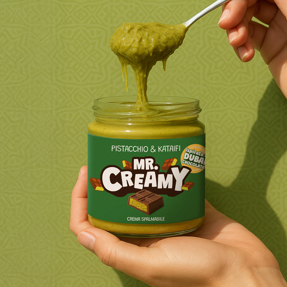 Confezione da 200g di crema spalmabile pistacchio e kataifi Mr. Creamy mentre viene sollevata con un cucchiaio