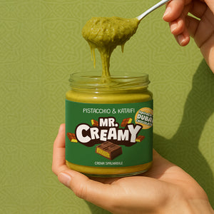 Confezione da 200g di crema spalmabile pistacchio e kataifi Mr. Creamy mentre viene sollevata con un cucchiaio