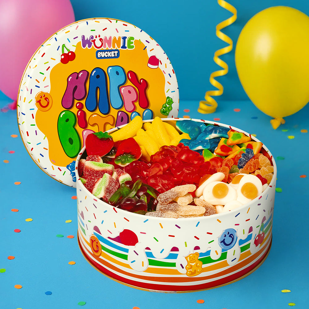 Latta aperta Wunnie Bucket con caramelle in vista vicino a palloncini colorati