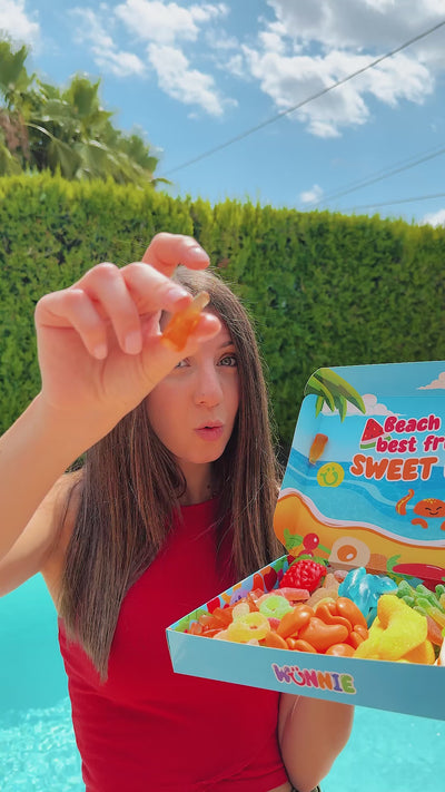 Video Martina con scatola di caramelle Summer
