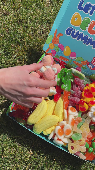 Marshmallow ripieni nella scatola di caramelle Pasqua