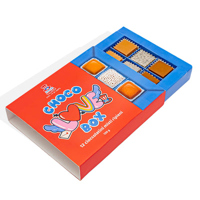 Choco Love Box, caja de 12 bombones surtidos rellenos de mantequilla de cacahuete, toffee y cookies & cream de 130g.